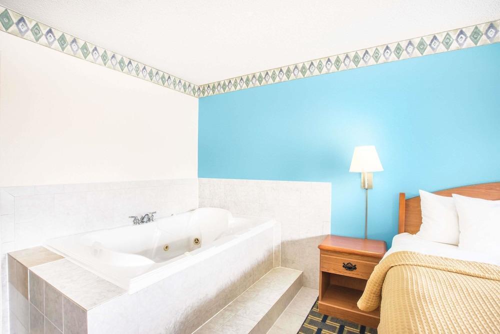 Days By Wyndham Near I-81 Hotel Roanoke